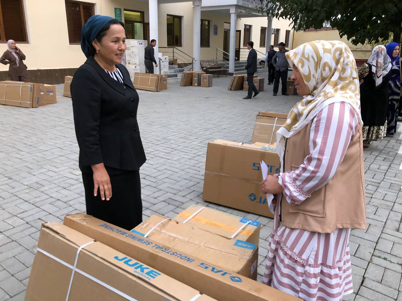 15 НАФАР ФУҚАРОГА СУБСИДИЯ АСОСИДА НОН МАҲСУЛОТЛАРИ ПИШИРИШ ПЕЧИ ВА ЧОК МАШИНАЛАРИ ТОПШИРИЛДИ